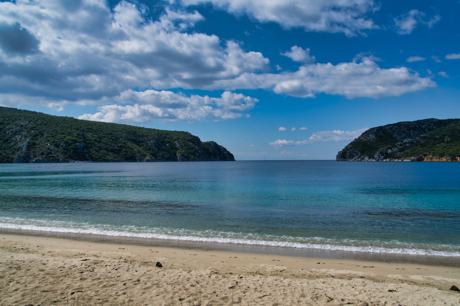 Grecka plaża na początku lata