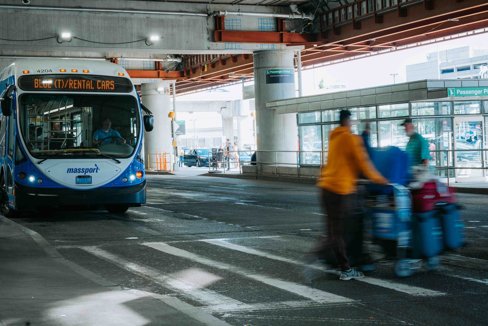 Autokar transferowy przy lotnisku