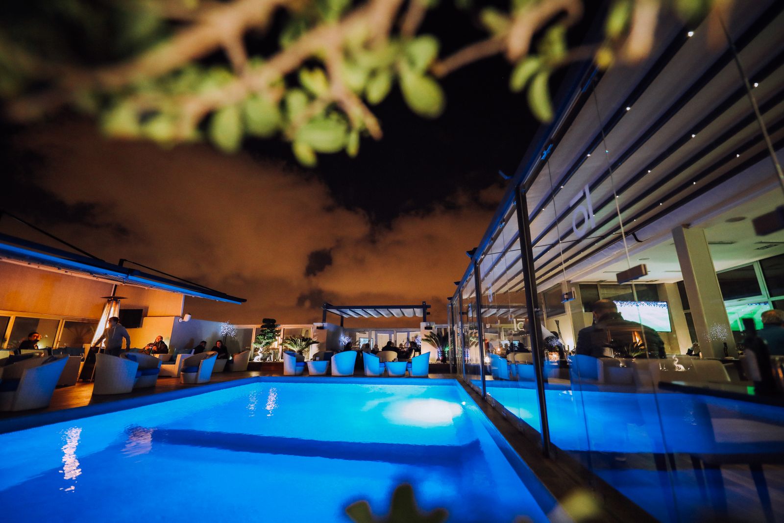 Basen i bar w hotelu all inclusive